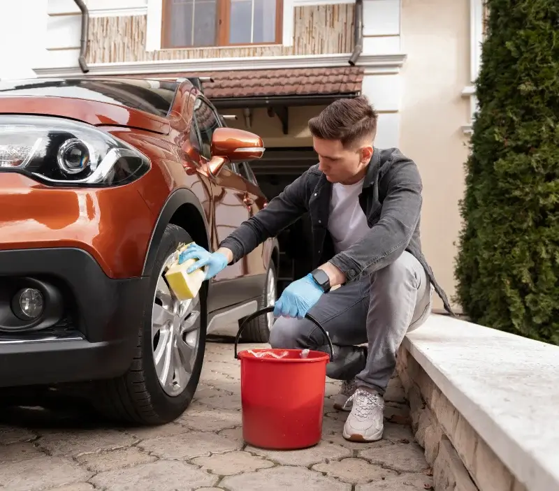 Lavage auto à domicile Saint-Célerin : professionnel intervenant sur un véhicule